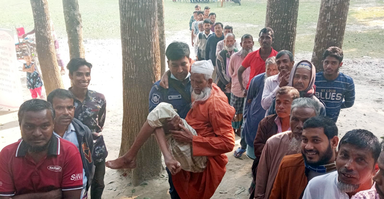পুলিশ সদস্যের কোলে চড়ে ভোট দিলেন শতবর্ষী বৃদ্ধ
