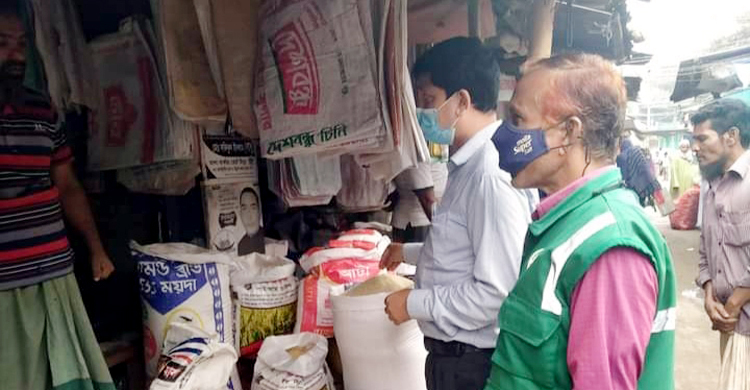 বেশি দামে সয়াবিন তেল বিক্রি, ৫ ব্যবসায়ীর জরিমানা