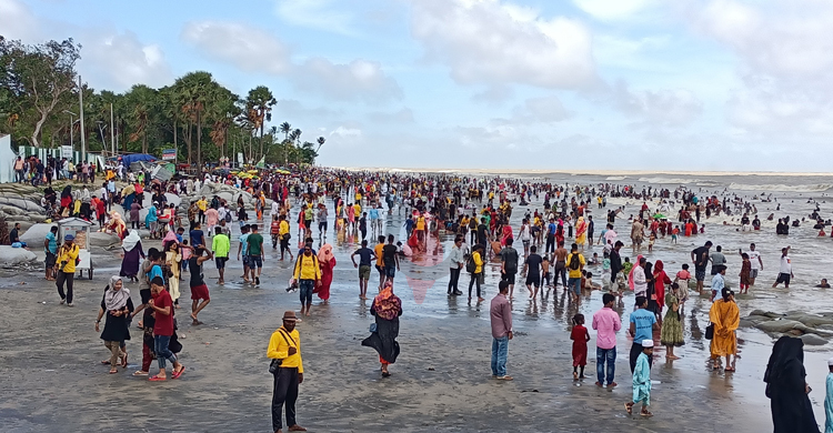 শুক্রবারেও পা ফেলার জায়গা নেই কুয়াকাটা সৈকতে