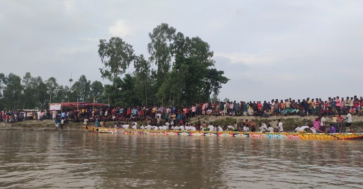 কুড়িগ্রামে নৌকাবাইচে হাজারও মানুষের ঢল