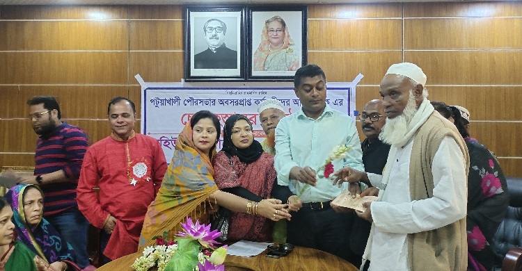 পটুয়াখালী পৌরসভায় পেনশনবঞ্চিত ১৭ কর্মচারী পেলেন সোয়া কোটি টাকা