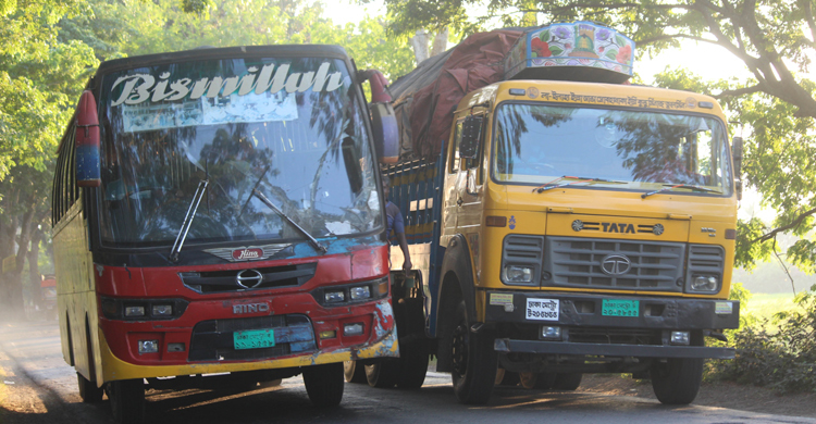 চাপা পড়ল সড়ক আইন, ঝিনাইদহে প্রতি সপ্তাহে আট দুর্ঘটনা