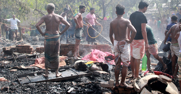 ২০ পরিবারের স্বপ্ন ১৫ মিনিটে ছাই
