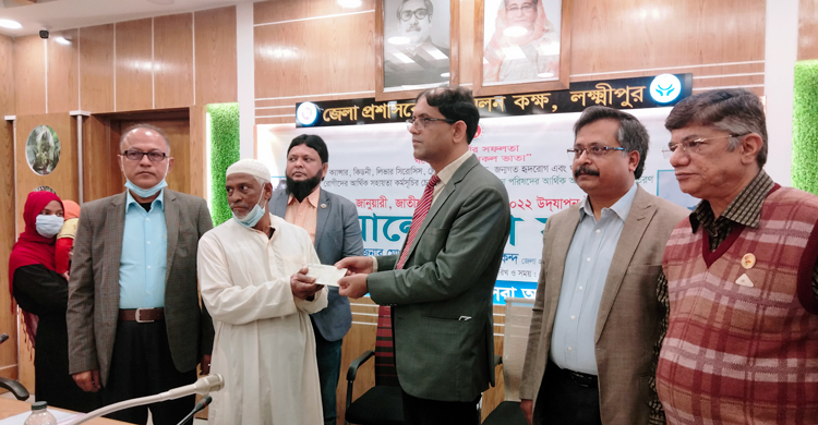 লক্ষ্মীপুরে ১০৭ অসহায় রোগী পেলেন ৪৫ লাখ টাকার অনুদান