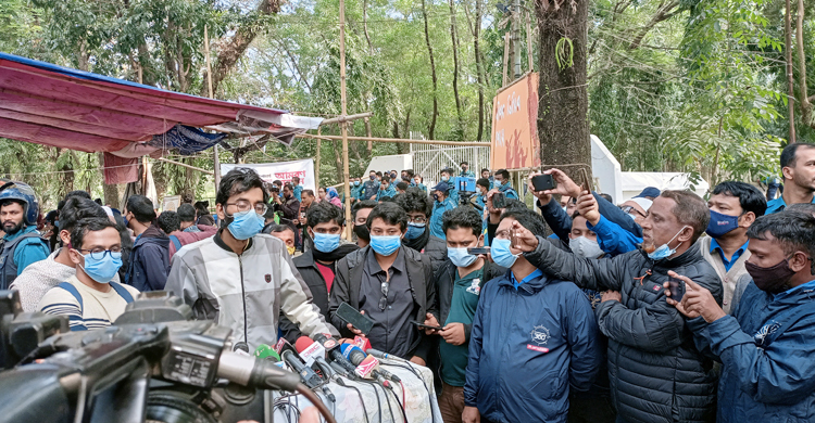 অনশন ভাঙলেও আন্দোলন চালিয়ে যাওয়ার ঘোষণা শিক্ষার্থীদের