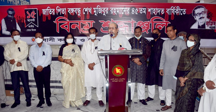 জাতির পিতার প্রতিকৃতিতে প্রবাসী কল্যাণ মন্ত্রীর শ্রদ্ধা