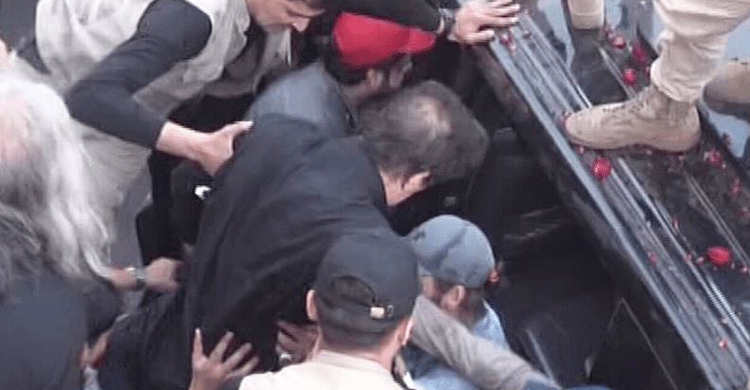 ‘ইমরান খানের পায়ে দুটি গুলি লাগে’