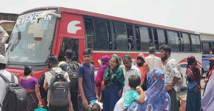 সিরাজগঞ্জ মহাসড়কে যাত্রীর চাপ, মিলছে না বাসের টিকিট