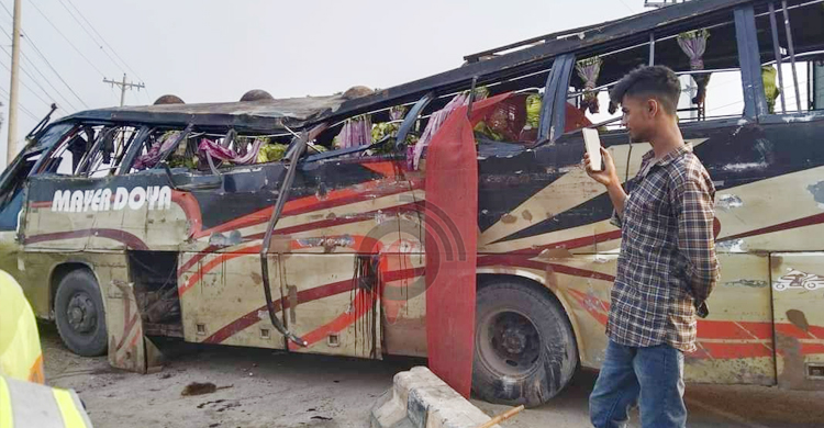 নিয়ন্ত্রণ হারিয়ে যাত্রীবাহী বাস খাদে, নারী নিহত