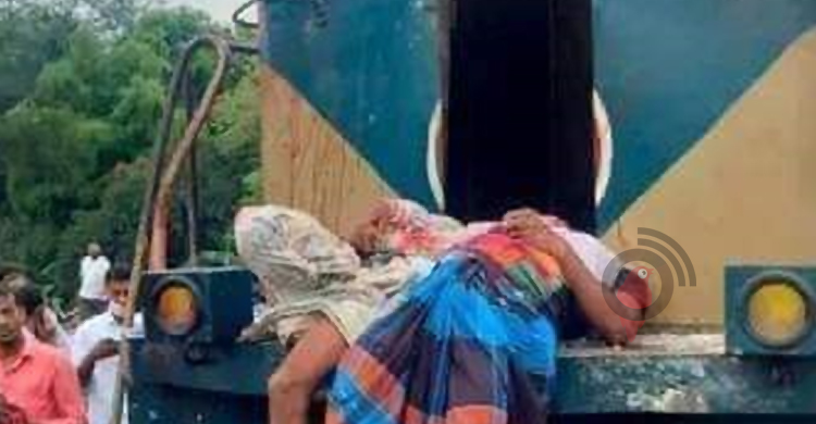 শ্রীপুরে ট্রেনের সঙ্গে শ্রমিকবাহী বাসের সংঘর্ষে নিহত ১