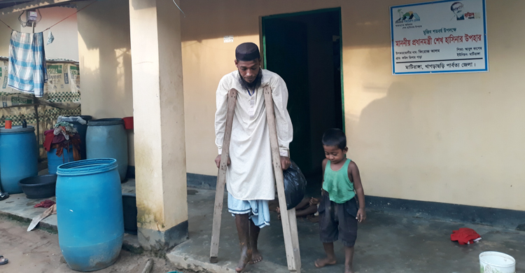 সরকারি ঘর পেয়ে খুশি দুর্ঘটনায় পা হারানো ফিরোজ