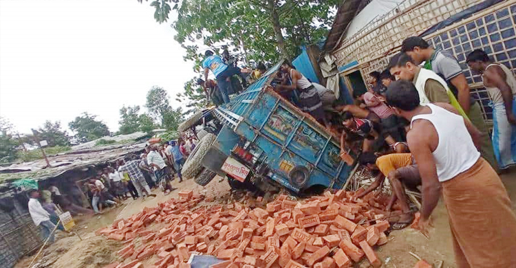 ইটভর্তি ট্রাক খাদে পড়ে দুই রোহিঙ্গা কিশোরী নিহত