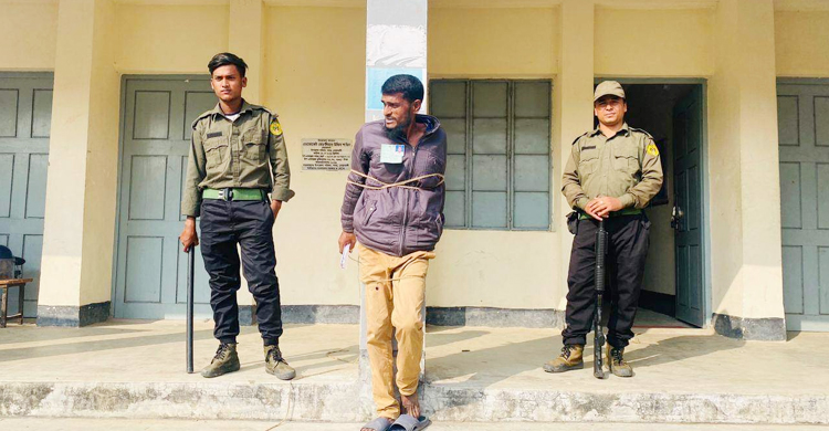 পোলিং এজেন্টকে পিলারে বেঁধে রাখলেন নির্বাচন কর্মকর্তা