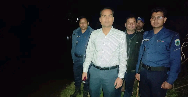 গভীর রাতে সরকারি পুকুরে অভিযান, লাখ টাকার মাছ উদ্ধার