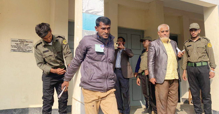 পোলিং এজেন্টকে পিলারে বেঁধে রাখলেন নির্বাচন কর্মকর্তা