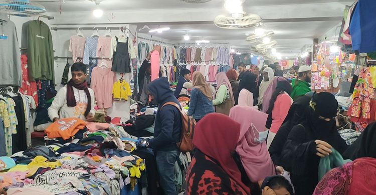 মুন্সিগঞ্জে শীতের পোশাক কেনার ধুম, দাম বেশি নেওয়ার অভিযোগ