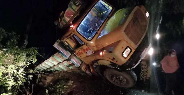 সেতু ভেঙে টাঙ্গাইল-মানিকগঞ্জ সড়ক যোগাযোগ বন্ধ