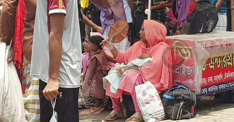 সিরাজগঞ্জ মহাসড়কে যাত্রীর চাপ, মিলছে না বাসের টিকিট