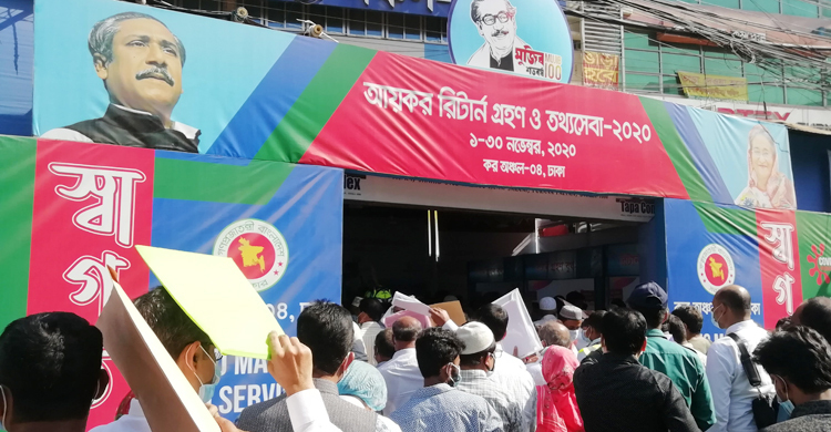 শেষ সময়ে কর অঞ্চলগুলোতে উপচেপড়া ভিড়