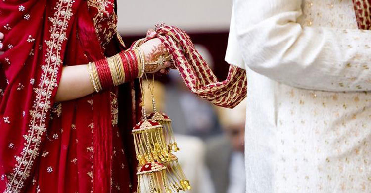 বর দেরিতে আসায় পাশের বাড়ির যুবককে বিয়ে!
