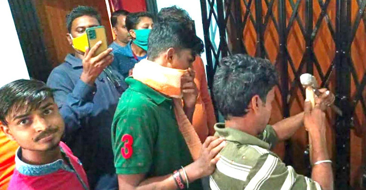 স্ত্রী বাপের বাড়ি, স্বামীর ঘুম ভাঙাতে পুলিশ ডেকে ভাঙা হলো দরজা