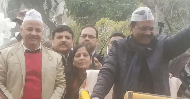 রোড শোয়ে ভিড়, মনোনয়নপত্র জমা দেয়া হলো না কেজরিওয়ালার