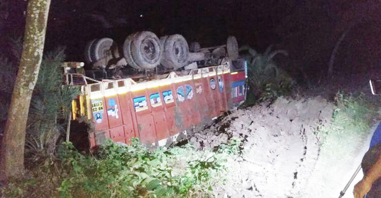 বেনাপোলে উল্টে গেল পাথরবোঝাই ভারতীয় ট্রাক