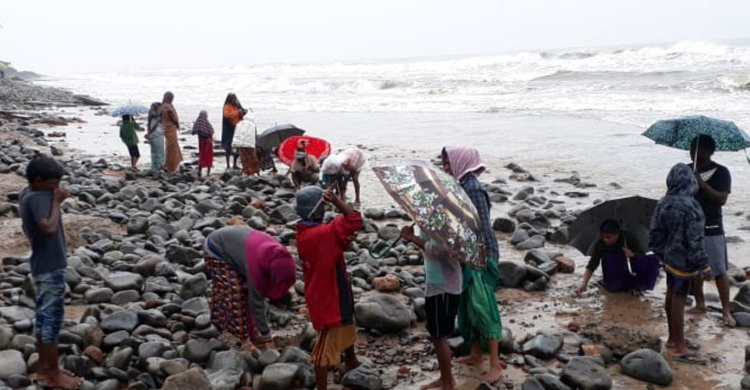 পানির নিচে স্বর্ণের খোঁজ, সাগরতীরে মানুষের ঢল