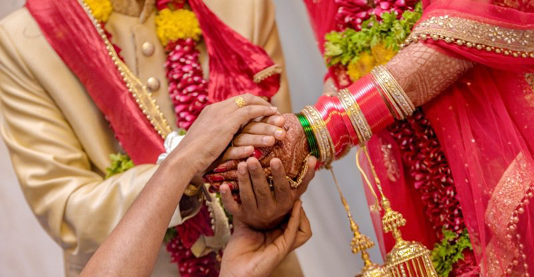 নিজে দাঁড়িয়ে থেকে স্ত্রীর সঙ্গে প্রেমিকের বিয়ে দিলেন!