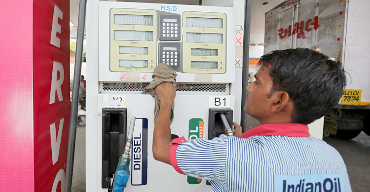 বাংলাদেশে বাড়ার দিনই পেট্রল-ডিজেলের দাম কমলো ভারতে