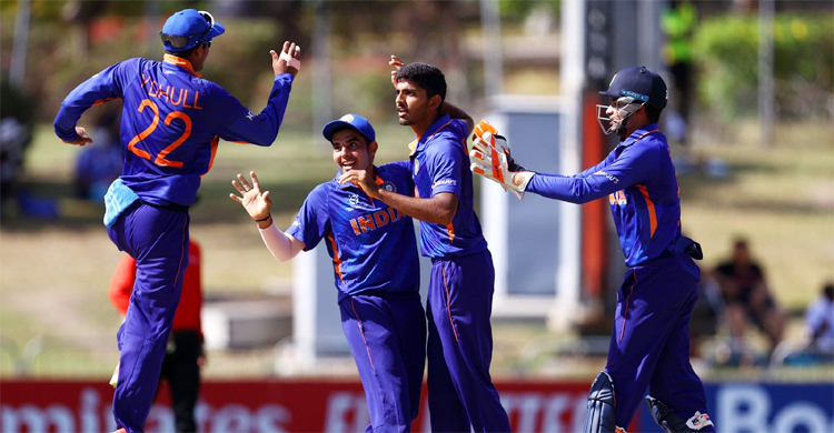 অস্ট্রেলিয়াকে বিধ্বস্ত করে ফাইনালে ভারত