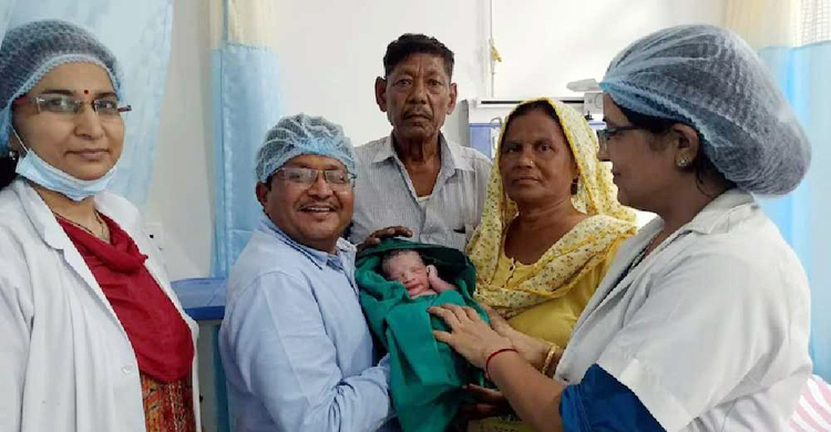 বিয়ের ৫৪ বছর পর প্রথম সন্তানের জন্ম