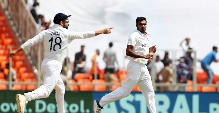 India crush England to reach final