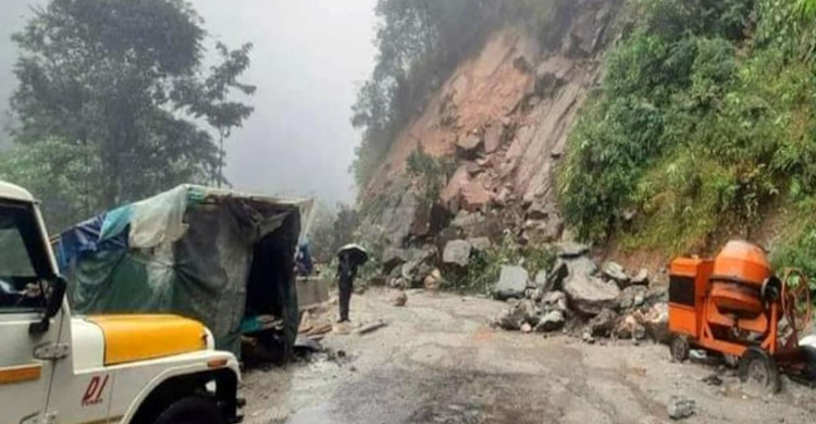 ভূমিধসে গ্যাংটকে দুই শিশুসহ মায়ের মৃত্যু