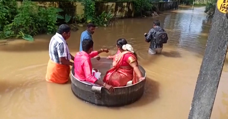 রান্নার পাত্রে যাত্রা করলেন বর-কনে