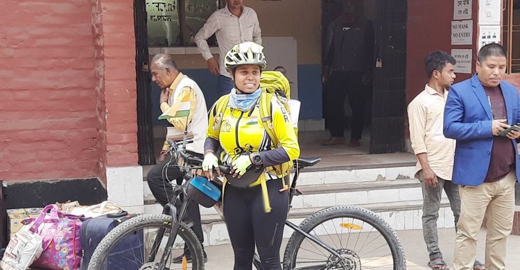 সাইকেলে তিন দেশ ঘুরে ভারতীয় তরুণী এখন বাংলাদেশে
