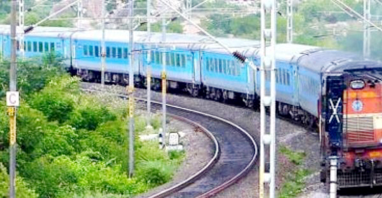 কানে হেডফোন, ট্রেনের ধাক্কায় প্রাণ গেলো ২ বন্ধুর
