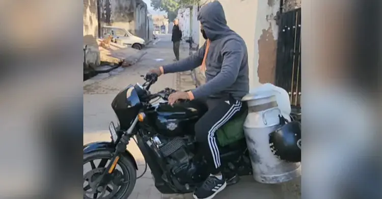 হার্লে ডেভিডসন বাইকে দুধ বিক্রি, ভিডিও ভাইরাল