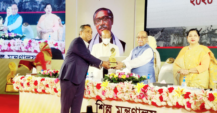 বঙ্গবন্ধু শেখ মুজিব শিল্প পুরস্কার পেলেন মহিউদ্দিন মোনেম