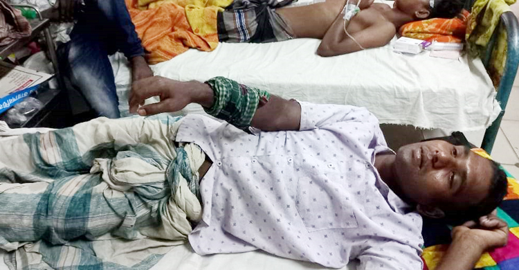 পাওনা টাকা চাওয়া নিয়ে বিবাদ, দুই ভাইকে কুপিয়ে জখম