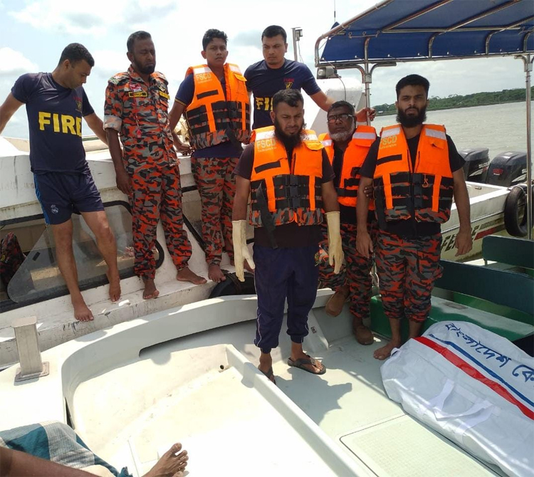 ট্রলারডুবিতে নিখোঁজ শিশু রোহানের মরদেহ উদ্ধার