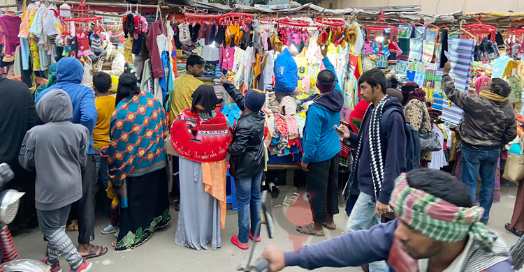 মুন্সিগঞ্জে শীতের পোশাক কেনার ধুম, দাম বেশি নেওয়ার অভিযোগ