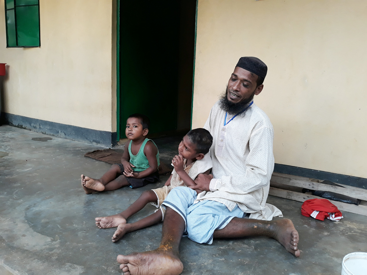 সরকারি ঘর পেয়ে খুশি দুর্ঘটনায় পা হারানো ফিরোজ