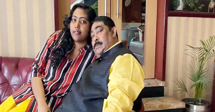 কলকাতা হাইকোর্টের পথে অনুব্রতকন্যা