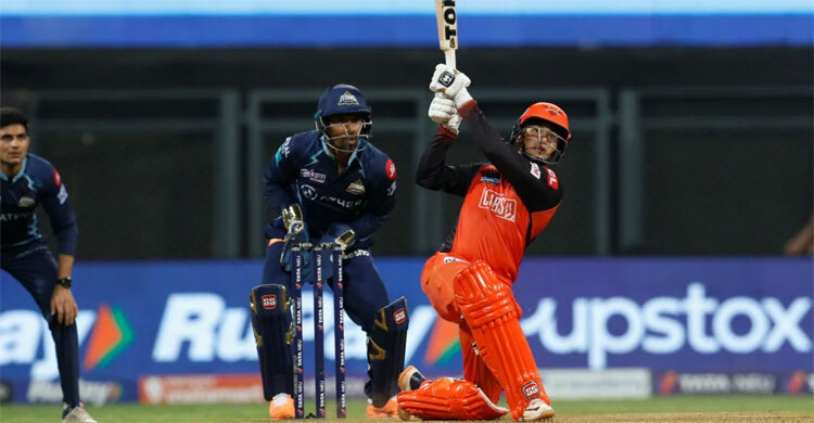 গুজরাটকে ১৯৬ রানের বিশাল লক্ষ্য ছুঁড়ে দিল হায়দরাবাদ