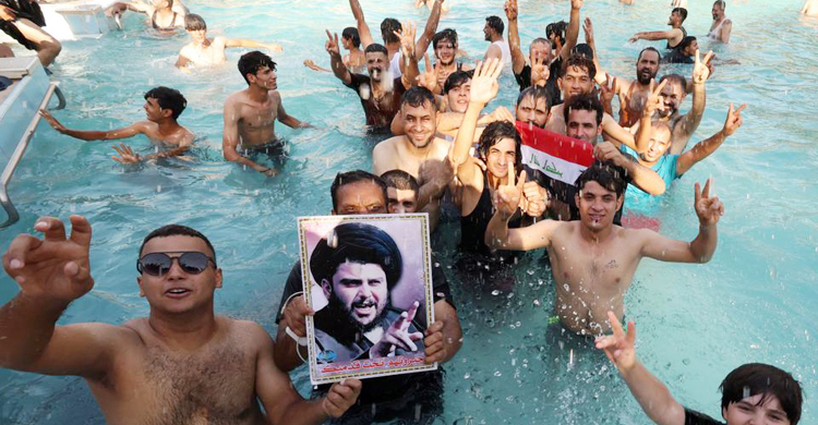 ইরাকেও প্রাসাদের সুইমিং পুলে জলকেলিতে মাতলেন বিক্ষোভকারীরা