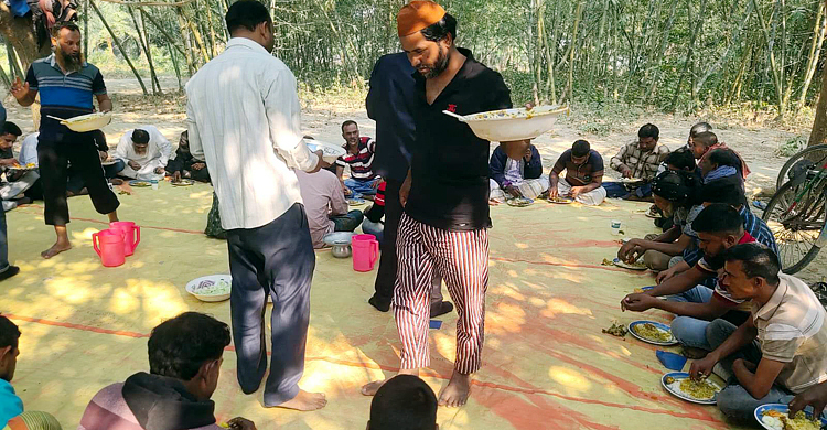 পদ্মাপাড়ে রিকশা-ভ্যানচালকদের আনন্দঘন একটি দিন