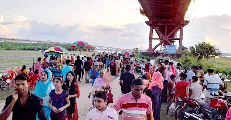 দর্শনার্থীতে মুখরিত হার্ডিঞ্জ ব্রিজ এলাকা