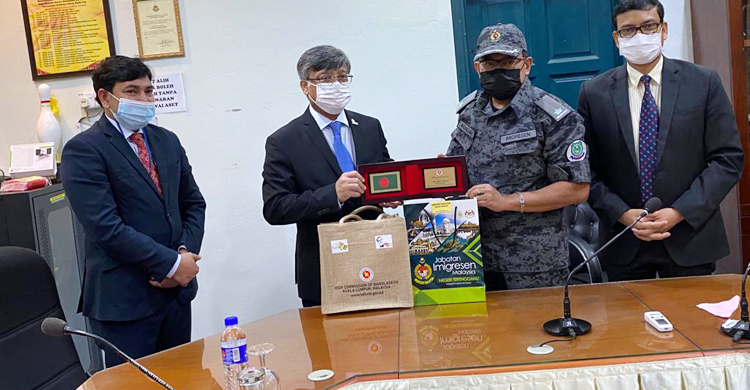 মালয়েশিয়ার আজিল ক্যাম্পে বাংলাদেশিদের খোঁজ নিলেন হাইকমিশনার