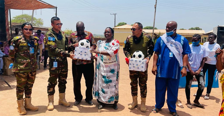 দক্ষিণ সুদানে নারীদের চিকিৎসা ও ফুটবল খেলার আয়োজন সেনাবাহিনীর